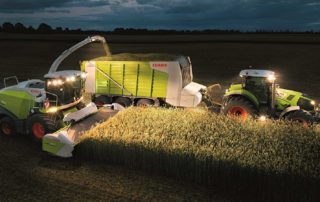 Zelene poljoprivredne mašine kompanije "Claas" obradjuju njivu